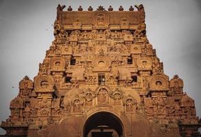 tanjore grande tempio o brihadeshwara tempio era costruito di re raja raja colano nel grazie, tamil nadu. esso è il molto il più antico e il più alto tempio nel India. Questo tempio elencati nel unesco eredità luogo foto