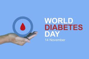 superiore Visualizza iscrizione mondo diabete giorno e mano gesto con rosso sangue far cadere nel uomo mani isolato su un' blu sfondo. mondo diabete giorno, 14 novembre. copia spazio, Salute consapevolezza foto