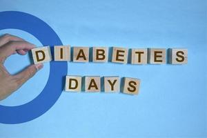 parola blocchi con il parole diabete giorno su blu sfondo, Salute consapevolezza, mondo diabete giorni, 14 novembre foto