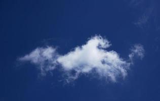 buio blu cielo sfondo con bianca nuvole foto