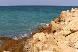 il pietre menzogna su il sponde di il mediterraneo mare. foto