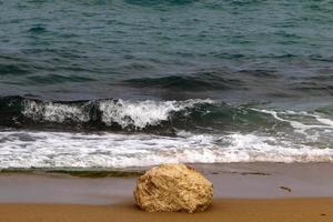 il pietre menzogna su il sponde di il mediterraneo mare. foto