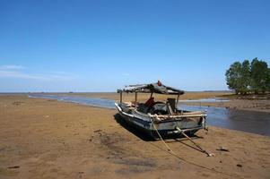 teluk Lombok spiaggia quando recedere a sangatta, est Kalimatan, Indonesia. oggetto di legno pesca barca. foto