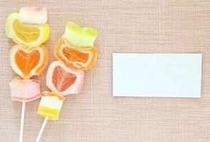 colorato gelatina caramella bastone e bianca carta etichetta foto