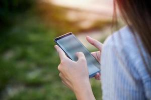 vicino su di Da donna mani Tenere cellula telefono con vuoto copia spazio ghiaione per il tuo pubblicità testo Messaggio o promozionale soddisfare foto