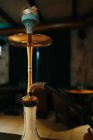 oro narghilè su tavolo nel sala bar. foto