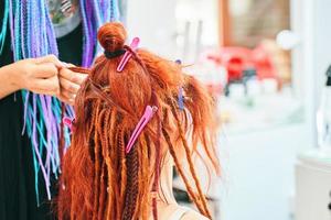 dai capelli rossi ragazza fa alla moda trecce-dreadlocks. foto