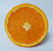 fresco arancia succo con frutta, isolato su bianca foto