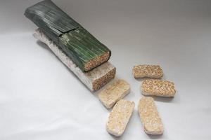 tempeh o tempe è indonesiano tradizionale cibo fatto a partire dal fermentato semi di soia. essi siamo generalmente avvolto nel Banana le foglie foto