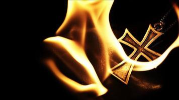cristiano simbolo attraversare su fuoco foto