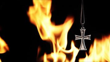 cristiano simbolo attraversare su fuoco