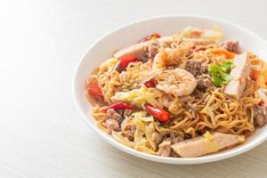 noodles istantanei insalata piccante sul piatto foto