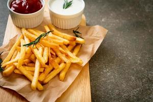 patatine fritte con panna acida e ketchup foto