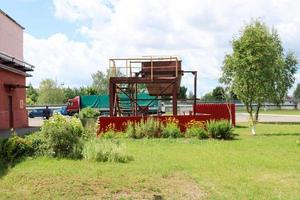 grande industriale Marrone rifiuto collezione bidone, spazzatura bidoni a un industriale pianta foto