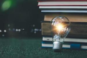 luminosa leggero lampadina e icona con libro. attività commerciale successo idea e formazione scolastica o apprendimento in linea concetto. attività commerciale persona realizzazione e ispirazione. tecnologia, creare immaginazione per ispirazione. foto