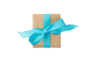 regalo scatola con blu nastro isolato su bianca sfondo. vacanza concetto voi voi design. superiore Visualizza foto