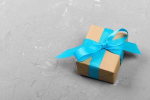 elegante regalo scatola con blu arco su grigio sfondo foto