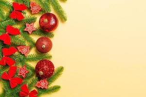 impostato di festivo palle, abete albero e Natale decorazioni su colorato sfondo. superiore Visualizza di nuovo anno ornamento concetto con copia spazio foto