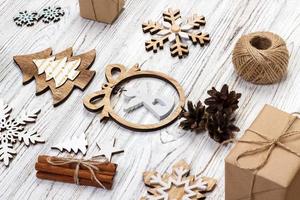 Natale decorazioni su bianca di legno sfondo. piatto posizione, superiore Visualizza. Natale concetto foto