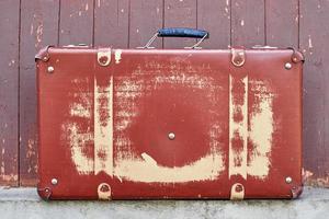 Vintage ▾ retrò rosso valigia, avvicinamento. vecchio Astuccio foto