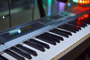 il pianoforte tastiera vicino su. musicale strumento foto