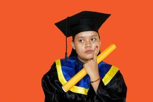 confuso giovane donna nel la laurea toga dopo la laurea. bigung concetto dopo la laurea foto