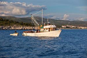 vecchio pesca barca nel il Adriatico mare foto