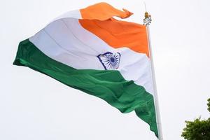 sventolando la bandiera indiana, bandiera dell'india, bandiera indiana che svolazza in alto a connaught place con orgoglio nel cielo blu, bandiera indiana, har ghar tiranga, sventolando la bandiera indiana foto