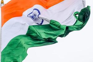 sventolando la bandiera indiana, bandiera dell'india, bandiera indiana che svolazza in alto a connaught place con orgoglio nel cielo blu, bandiera indiana, har ghar tiranga, sventolando la bandiera indiana foto