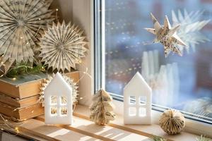 Natale composizione di il finestra case, fiocchi di neve, abete foto