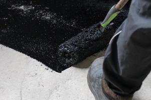 impermeabilizzazione del pavimento in una casa privata, applicazione di resina liquida al pavimento, massetto in cemento e impermeabilizzazione. foto