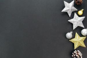oro argento colorato stelle e decorativo palle su nero sfondo con copia spazio. foto