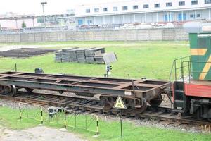 verde metallico ferro su ruote nolo treno, locomotiva per il carrozza di merce su rotaie a il ferrovia stazione foto