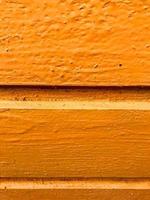 il struttura di di legno tavole è giallo con cuciture orizzontalmente dipinto con naturale dipingere. il sfondo. foto