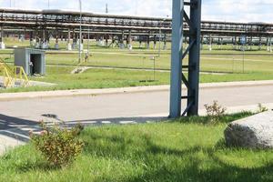 un' grande ferro metallo tubatura cavalletto con tubi e elettrico fili e attrezzatura a il prodotto petrochimico raffineria industriale raffineria foto