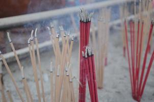 ardente rosso incenso bastoni nel il incenso bruciatore. incenso per preghiere Budda o indù di Dio per mostrare culto. foto