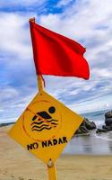 rosso bandiera nuoto Proibito alto onde nel puerto escondido Messico. foto