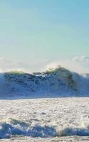 estremamente enorme grande surfer onde a spiaggia puerto escondido Messico. foto