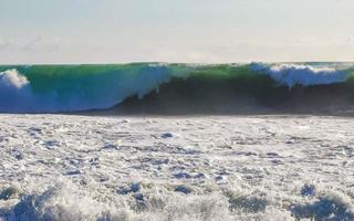 estremamente enorme grande surfer onde a spiaggia puerto escondido Messico. foto