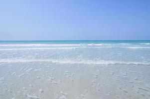 vista mare dalla spiaggia foto