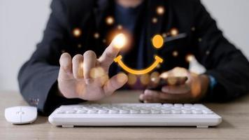 il consumatore risposto il sondaggio nel un' concettuale modo. cliente crea un' contento viso sorridente simbolo utilizzando un' digitale penna. il nozione di cliente felicità e servizio Esperienza. foto