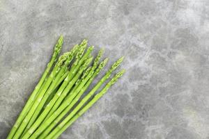 verdura salutare cibo mazzo asparago su pietra sfondo. foto