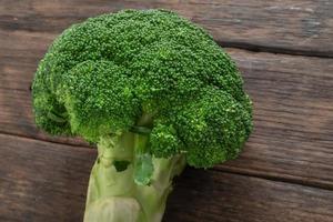 verdura di broccoli su legno ha cucchiaio e forchetta mangiare sano concetto di cibo pulito. foto