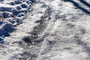 congelato nazione strada vicino su nel inverno foto