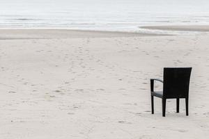 vuoto sedia a il spiaggia. nessuno calma silenzioso solitario concetto foto