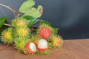 fresco maturo rambutan, dolce tropicale frutta. foto