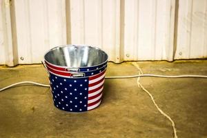 patriottico metallo benne con americano bandiera design foto