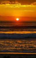 colorato d'oro tramonto grande onda e spiaggia puerto escondido Messico. foto