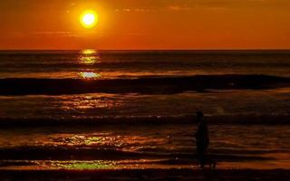 colorato d'oro tramonto grande onda e spiaggia puerto escondido Messico. foto