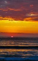 colorato d'oro tramonto grande onda e spiaggia puerto escondido Messico. foto